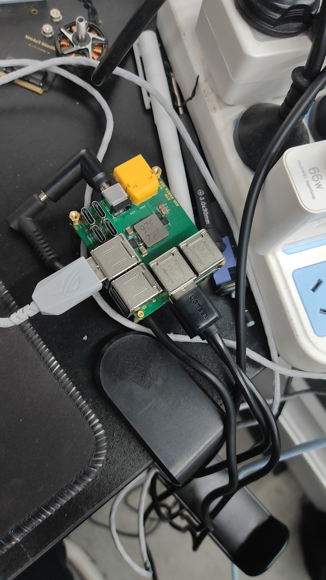 Battery-powered USB debugging hub